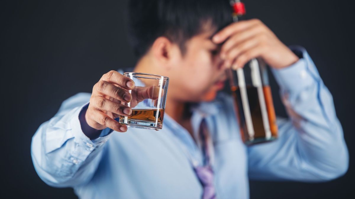 Habla el joven que se tomó una botella de ron de un solo sorbo