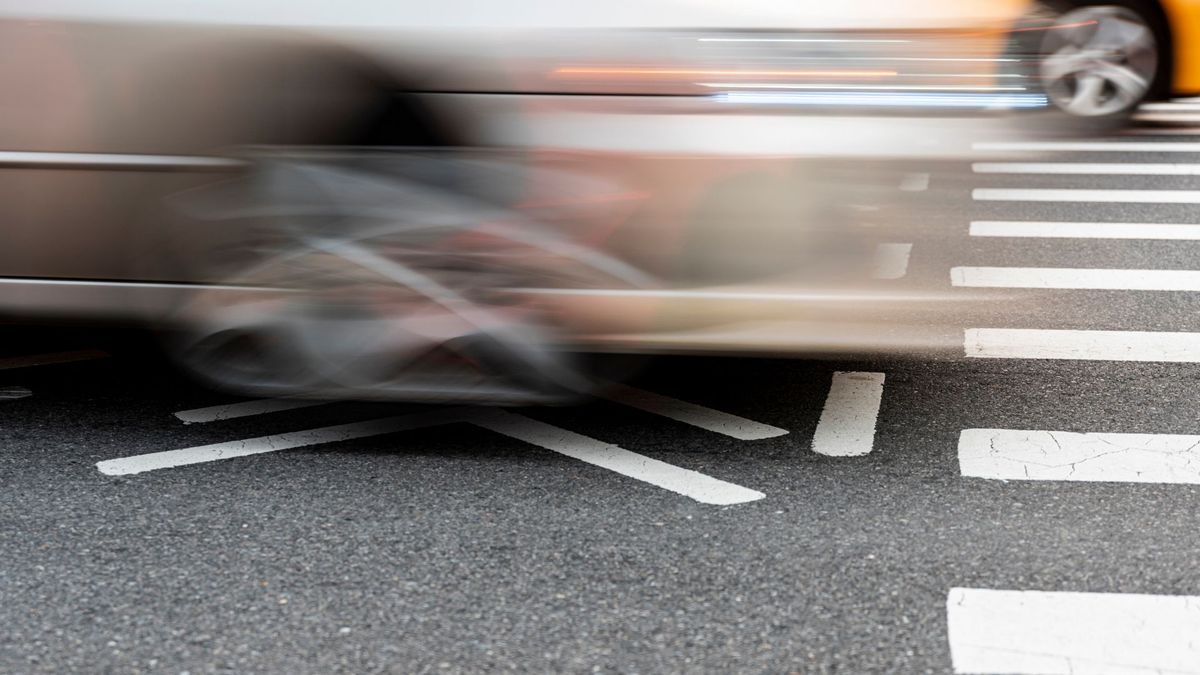 Vehículo pasando a gran velocidad por una calle