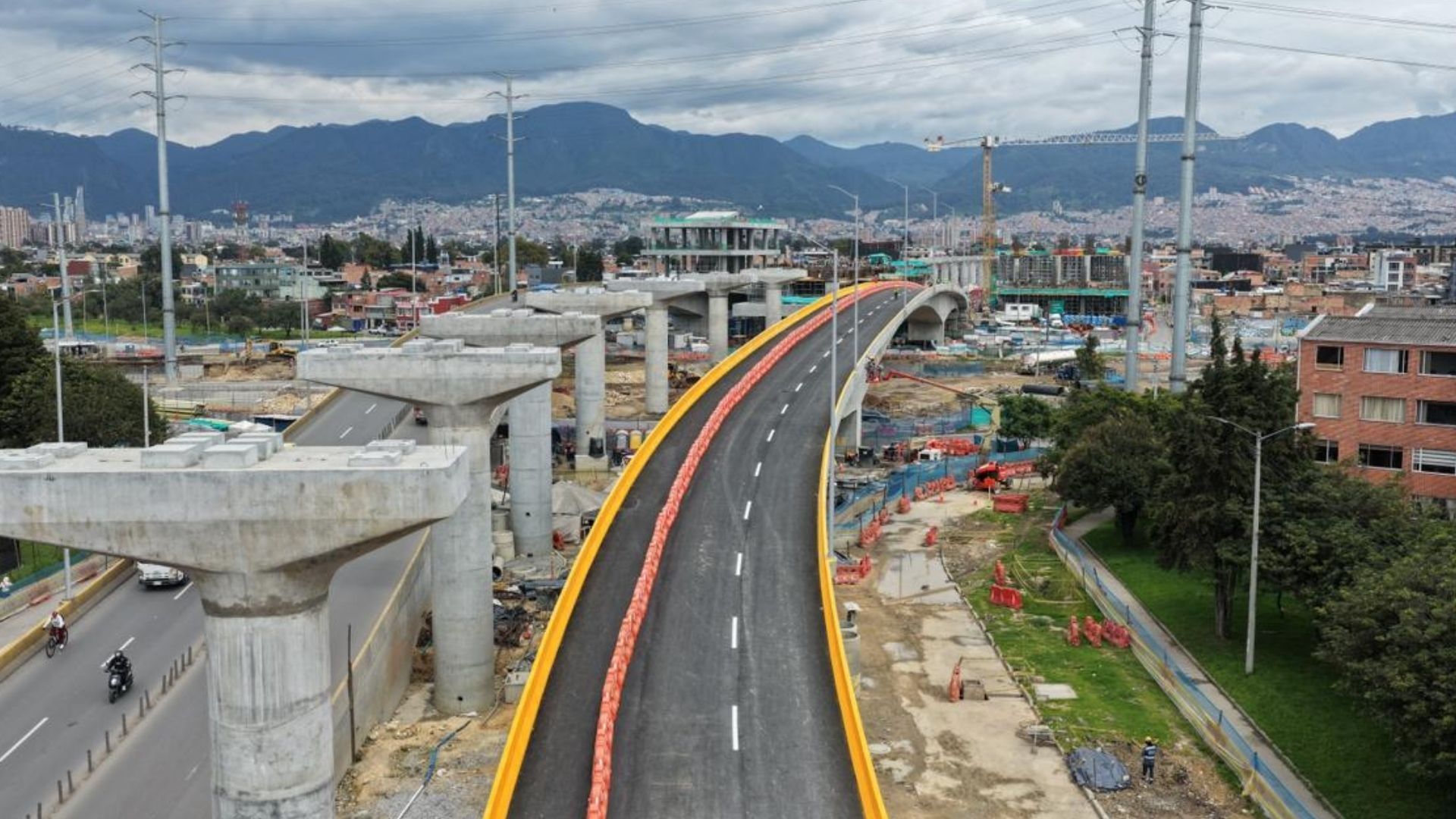 Puente vehicular sur de la Av. Primero de Mayo con Av. 68