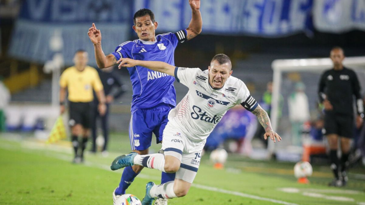 David Mackalister Silva y Leonardo Pico disputando un balón
