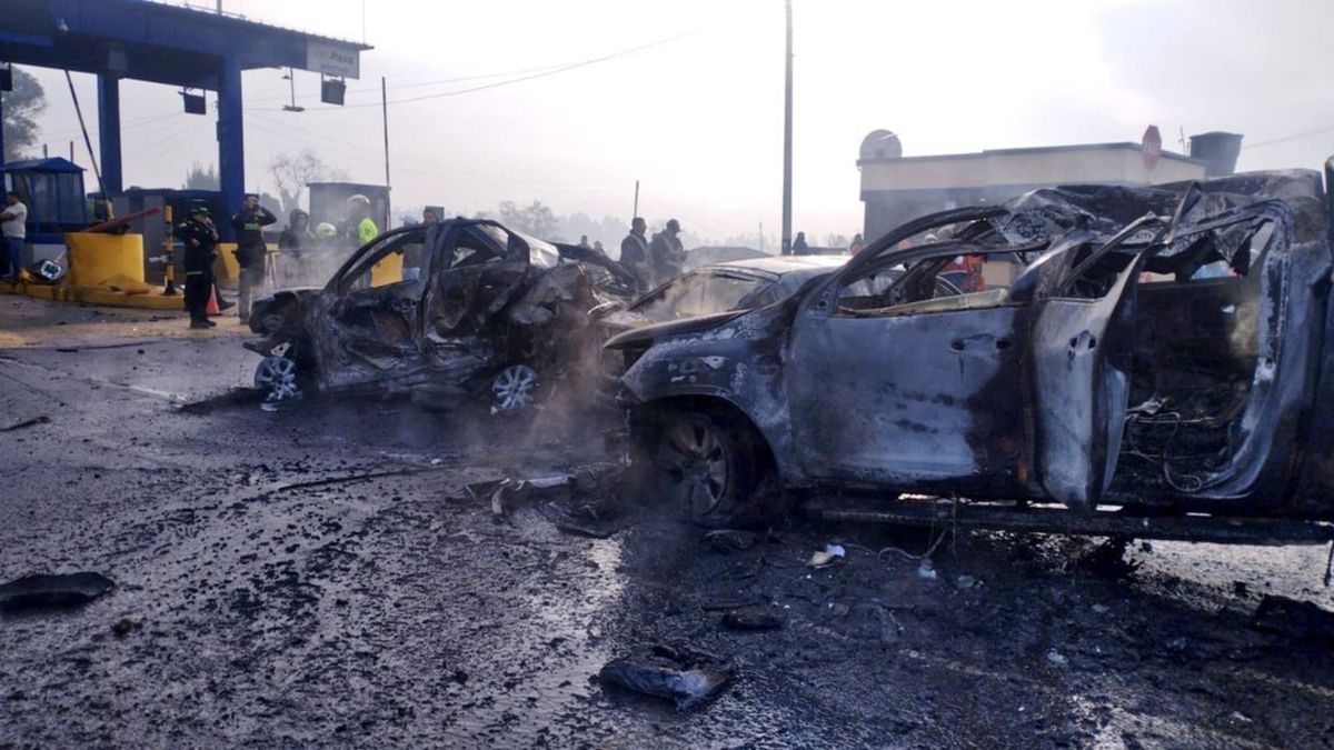 Carros que quedaron incinerados tras el accidente en la vía Zipaquirá-Ubaté