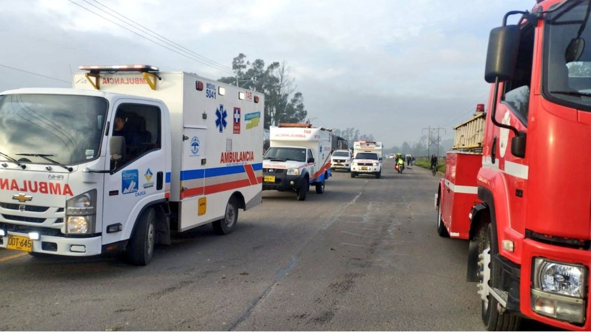 Ambulancias atendiendo el accidente en la vía Zipaquirá-Ubaté
