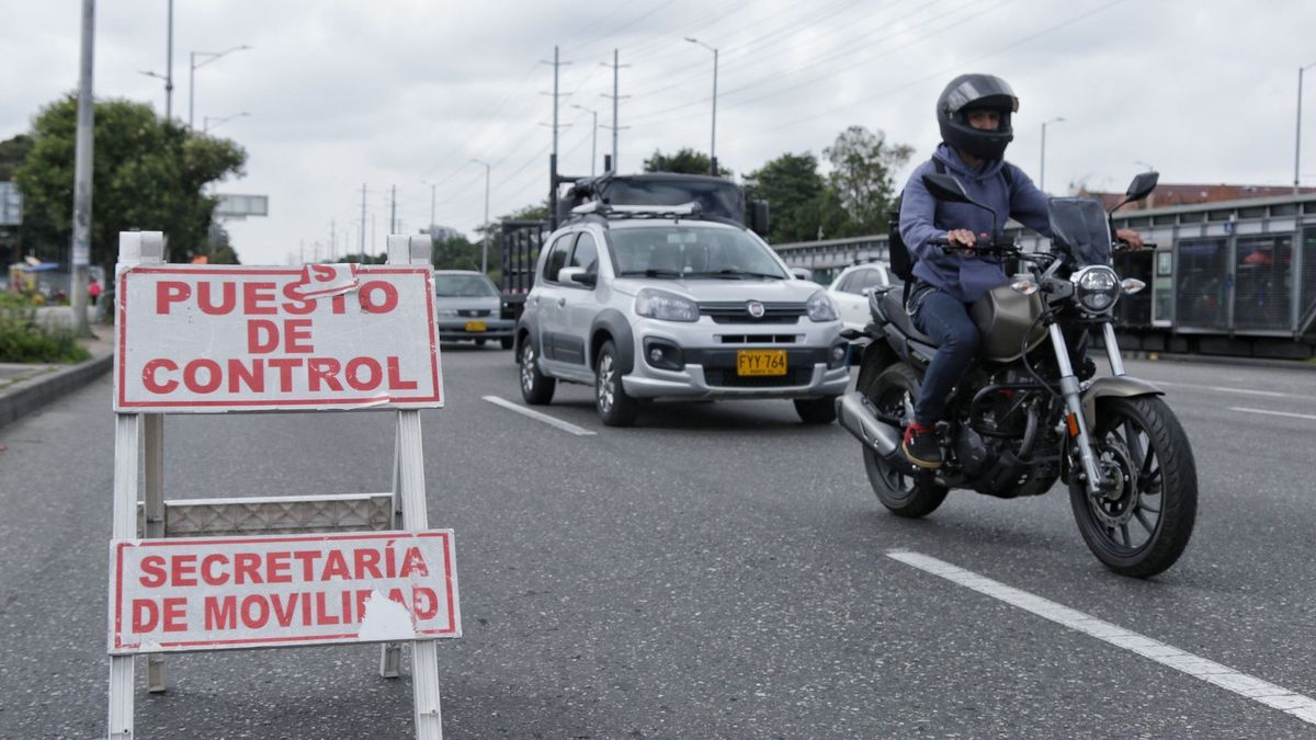 Carro y moto atravesando un puesto de control en Bogotá