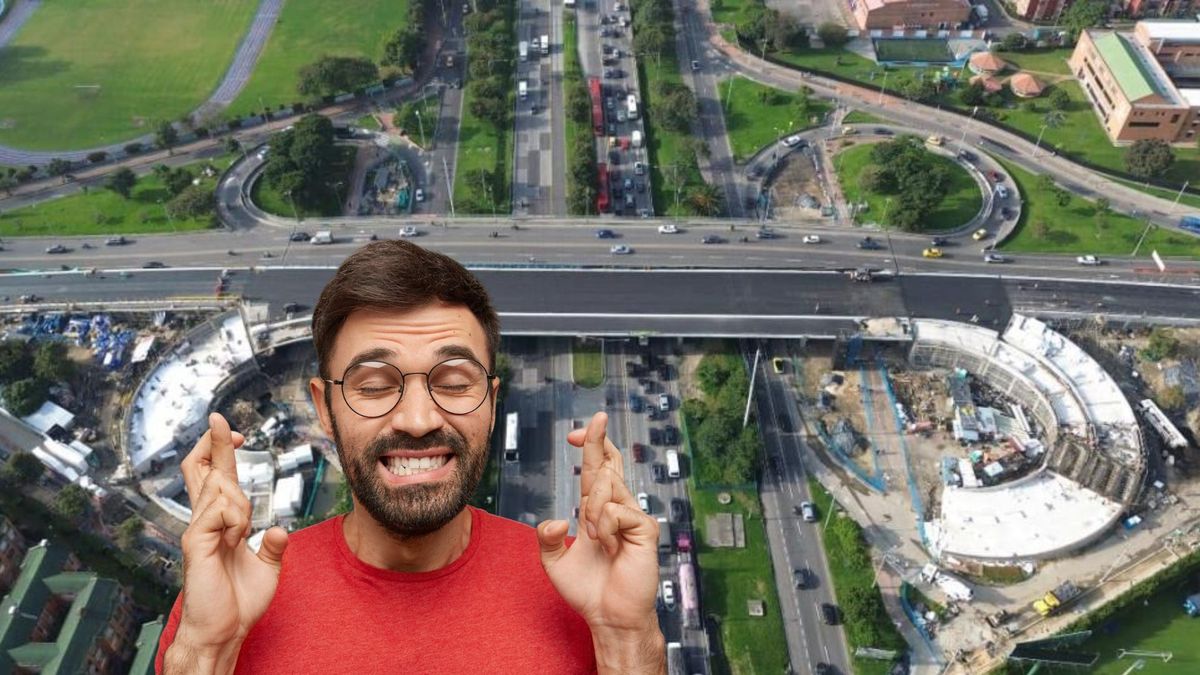 Persona celebrando los avances en el puente de la 153 con Autopista Norte