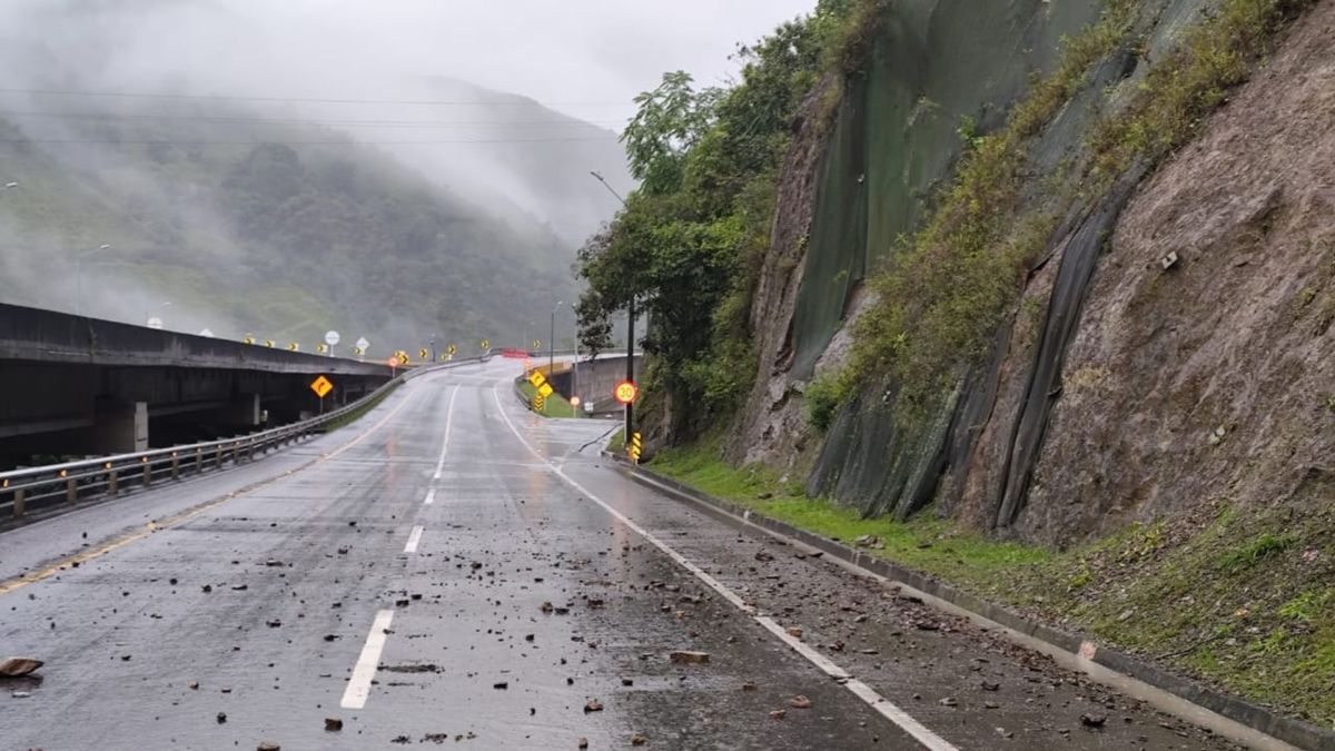 Caída de material en la vía al Llano