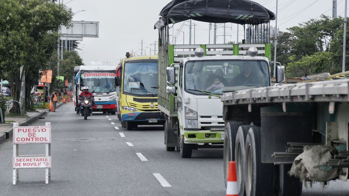 Vehículos transitando por un puesto de control de la Policía de Tránsito