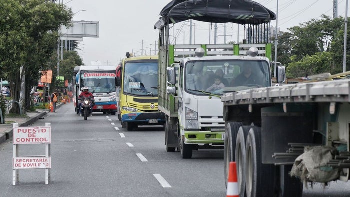 Vehículos transitando por un puesto de control de la Policía de Tránsito