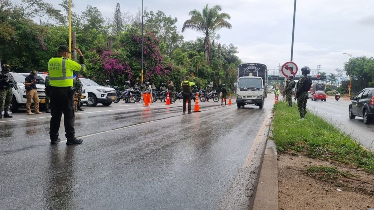 Autoridades refuerzan controles en carreteras de Santander durante el plan retorno.