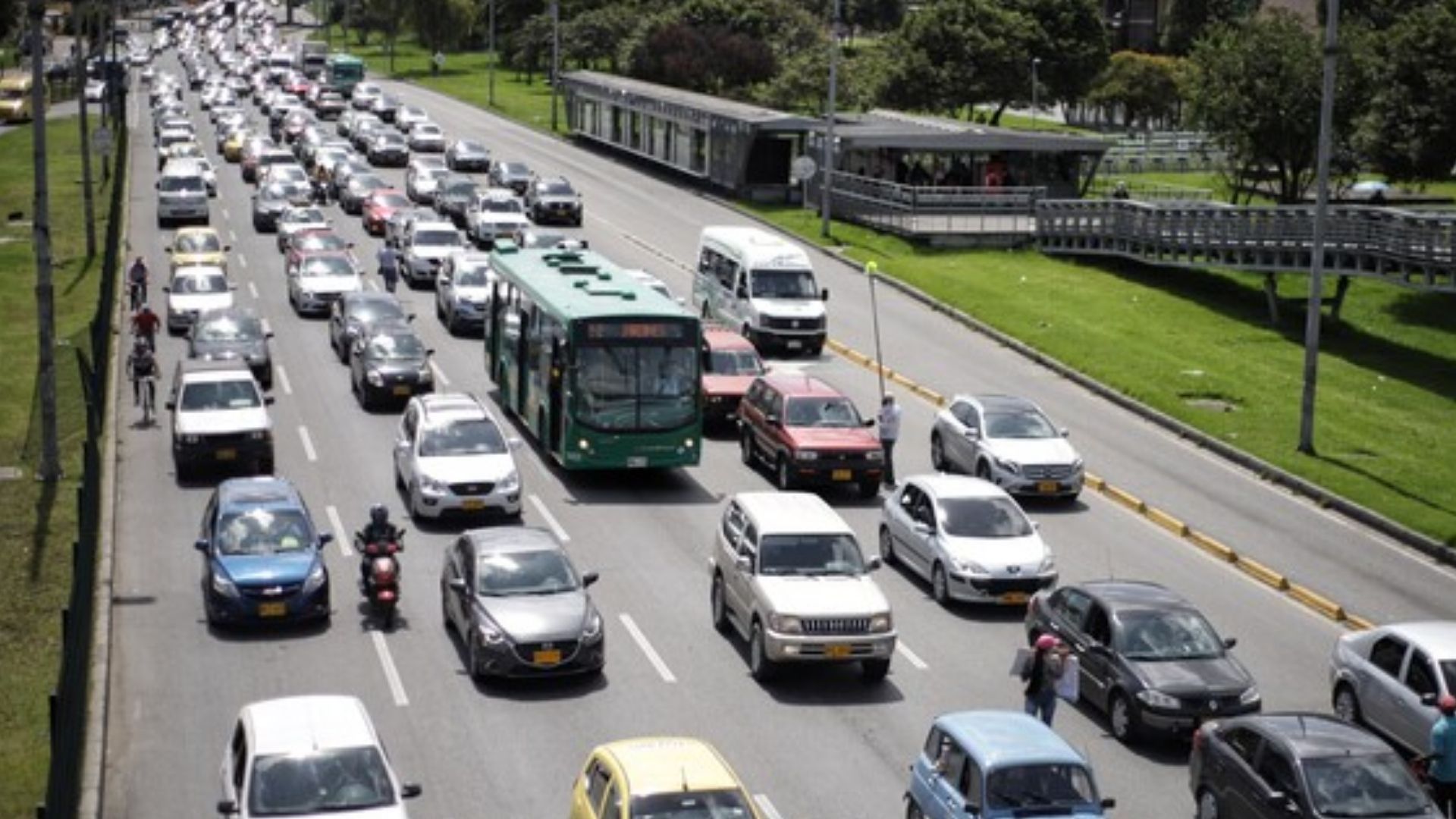 Autopista Norte 5 carriles para salir de la ciudad 