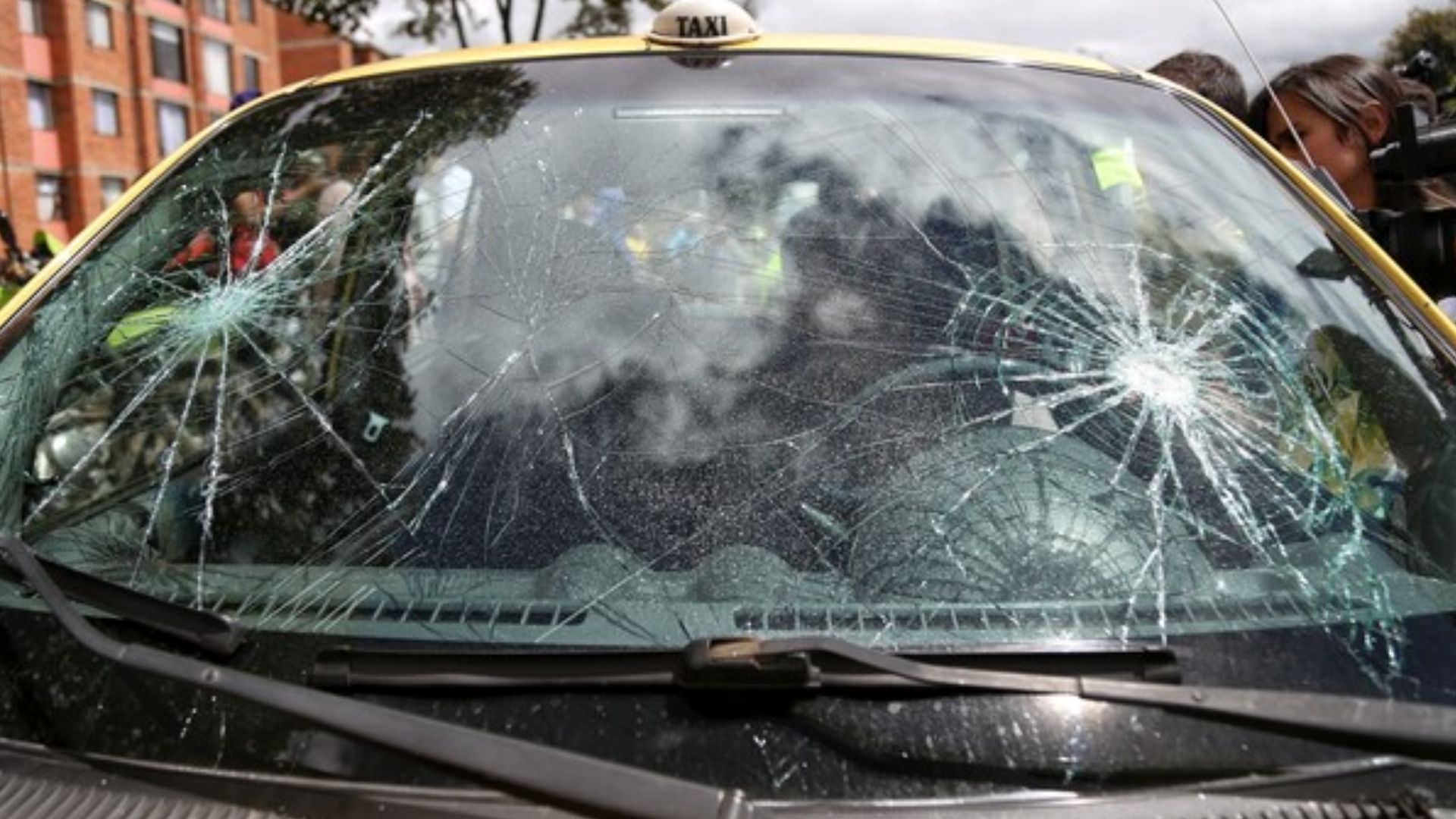 “Me apuntaron y me golpearon” el drama de una taxista atracada en Bogotá