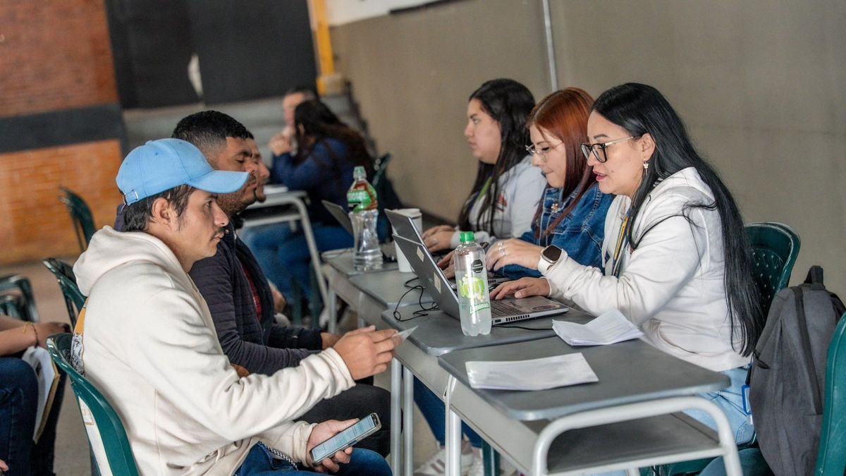 Personas postulándose a vacantes laborales en Bogotá