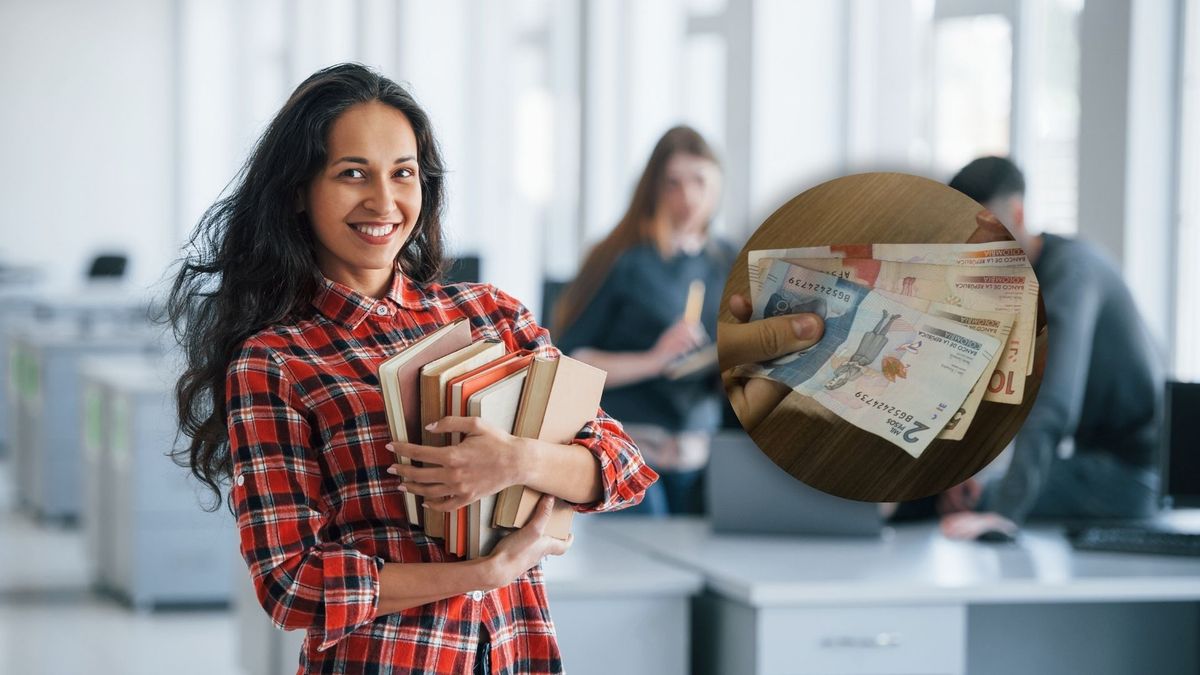 Ciudadana con unos libros y dinero en efectivo