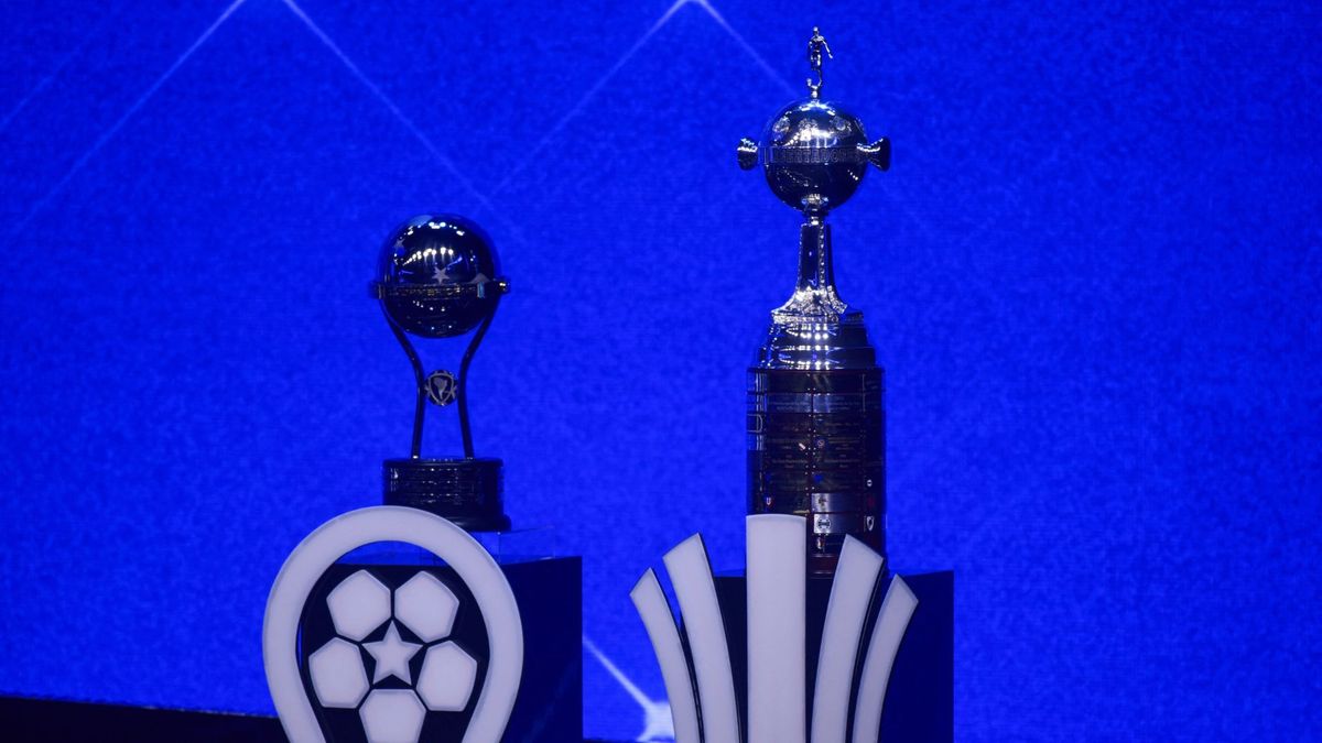 Trofeos de la Copa Libertadores y la Copa Sudamericana