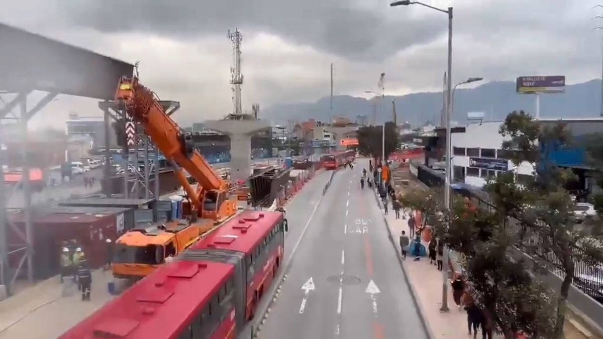 Obrero lanza piedra a Transmilenio