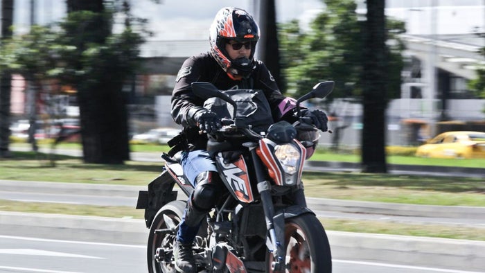 Motociclista andando por las calles de Bogotá