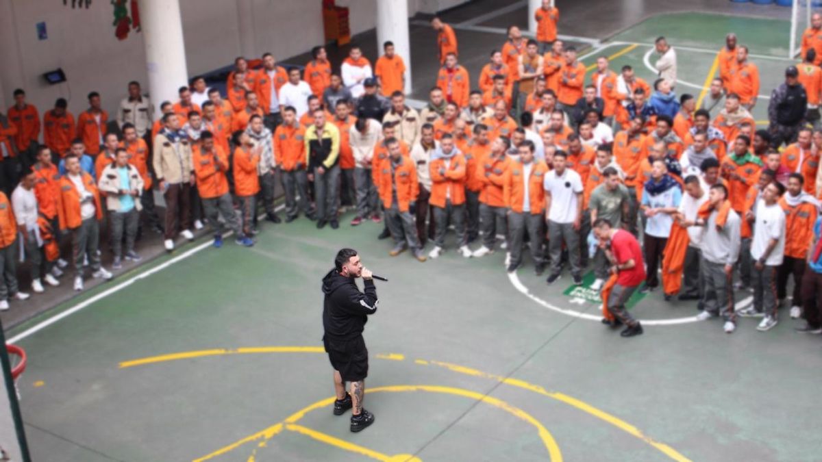 Kris R cantando delante de reclusos de la cárcel Distrital