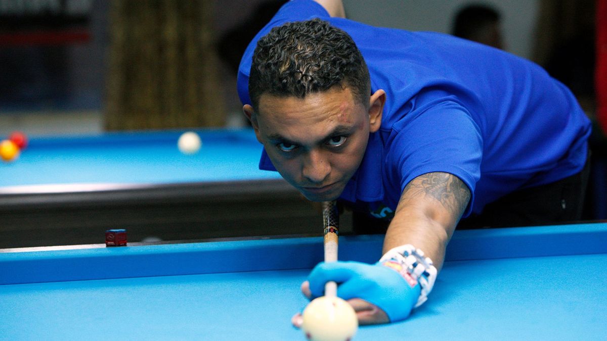Billarista profesional pegándole a una bola