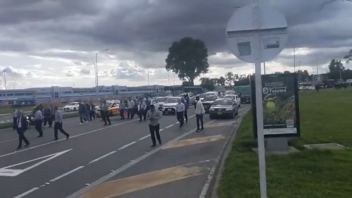 Bloqueo aeropuerto El Dorado abril 8 2026