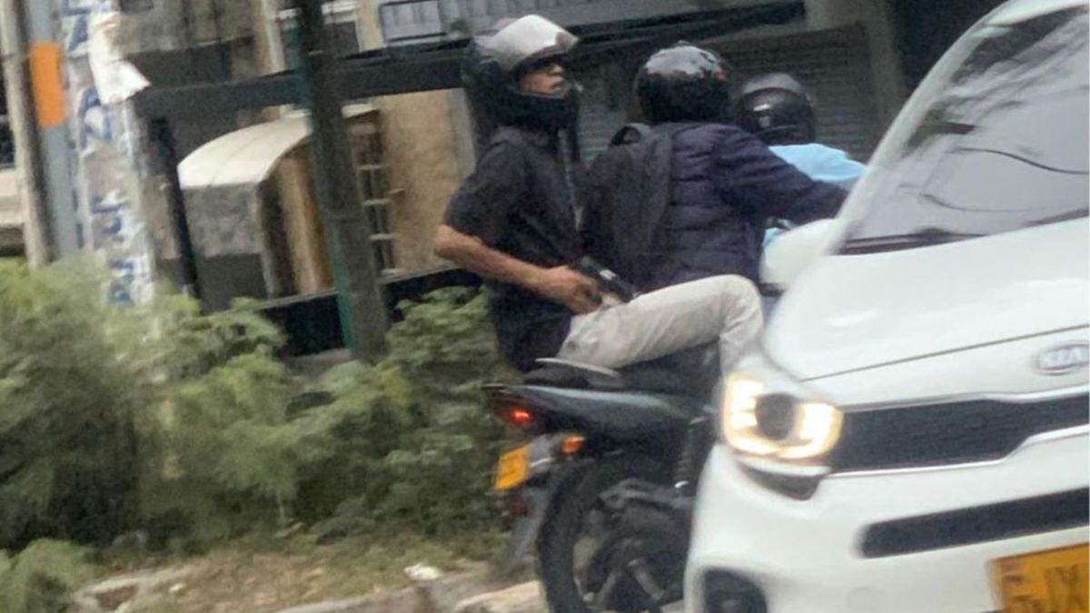 Un testigo de los hechos, quien se desplazaba en una motocicleta cerca del lugar, se percató del atraco en curso.