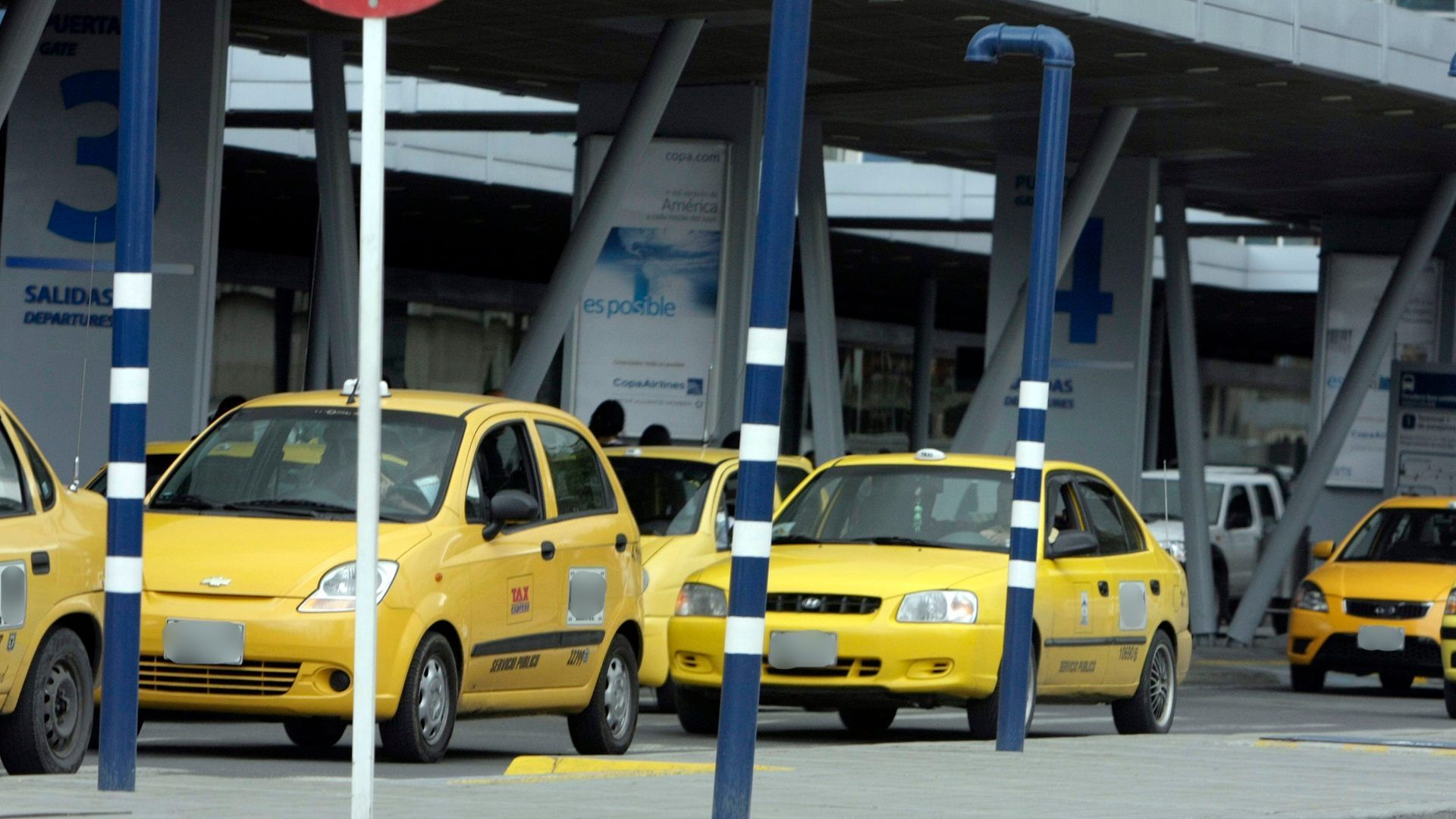 Protesta taxistas El Dorado Bogotá 8 y 9 abril 2026