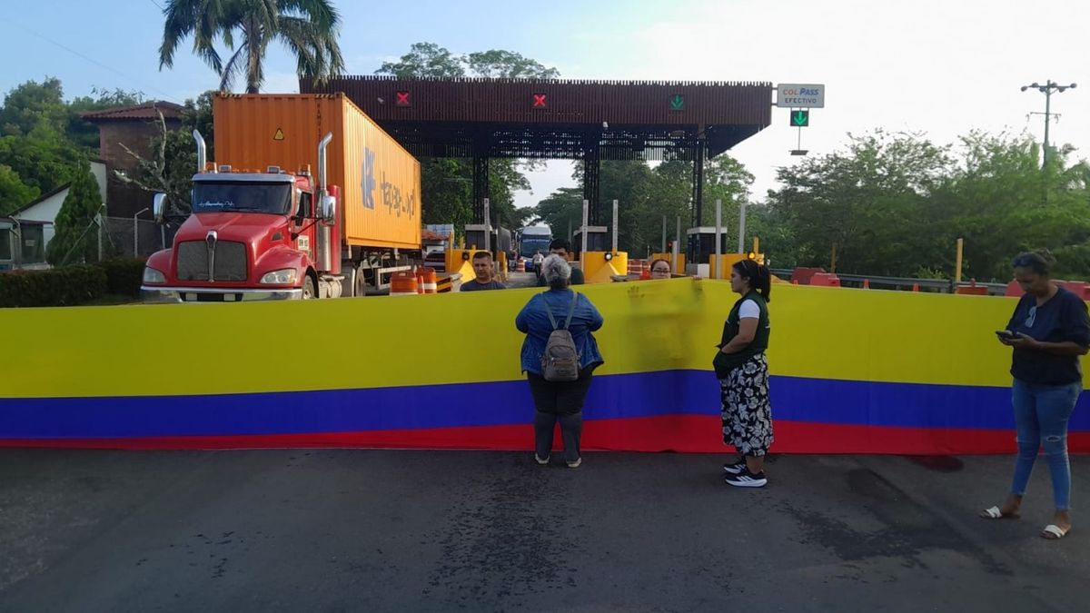 Los pasajeros han debido buscar otras opciones para llegar a la terminal aérea