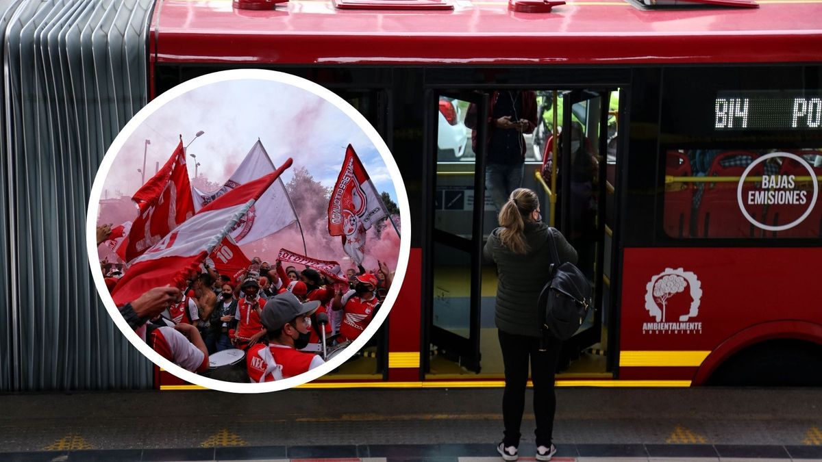 Hinchas de Santa Fe y bus de TransMilenio