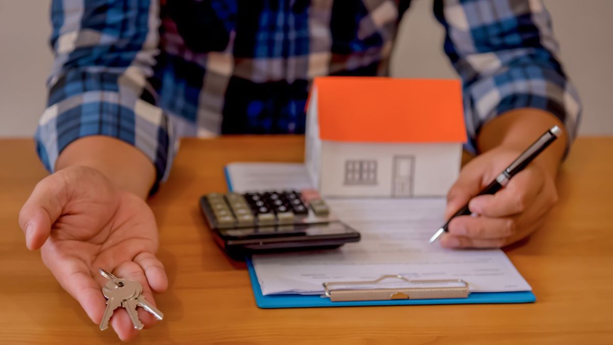 Hombre haciendo cuentas para pagar el impuesto predial