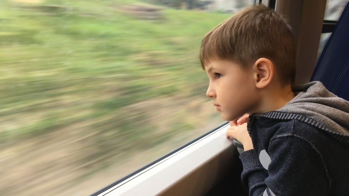 Niño murió asomado por ventana de bus