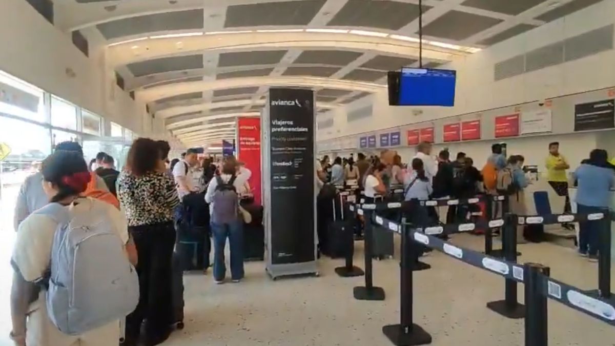 Pasajeros aeropuerto internacional Palonegro