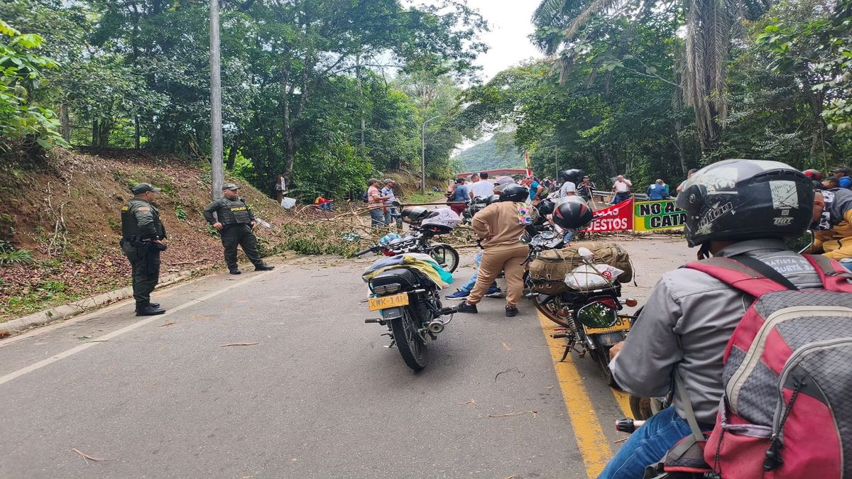 Bloqueo la vía Suaza-Florencia.