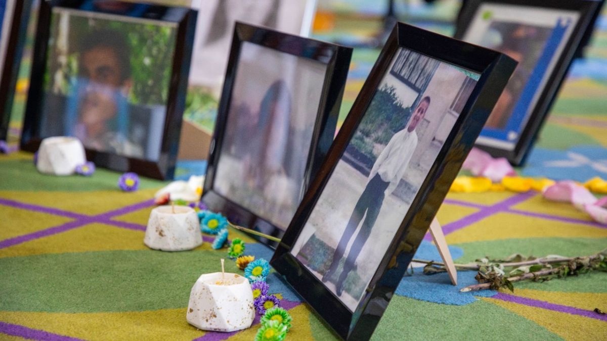 Cuadros con retratos de personas desaparecidas