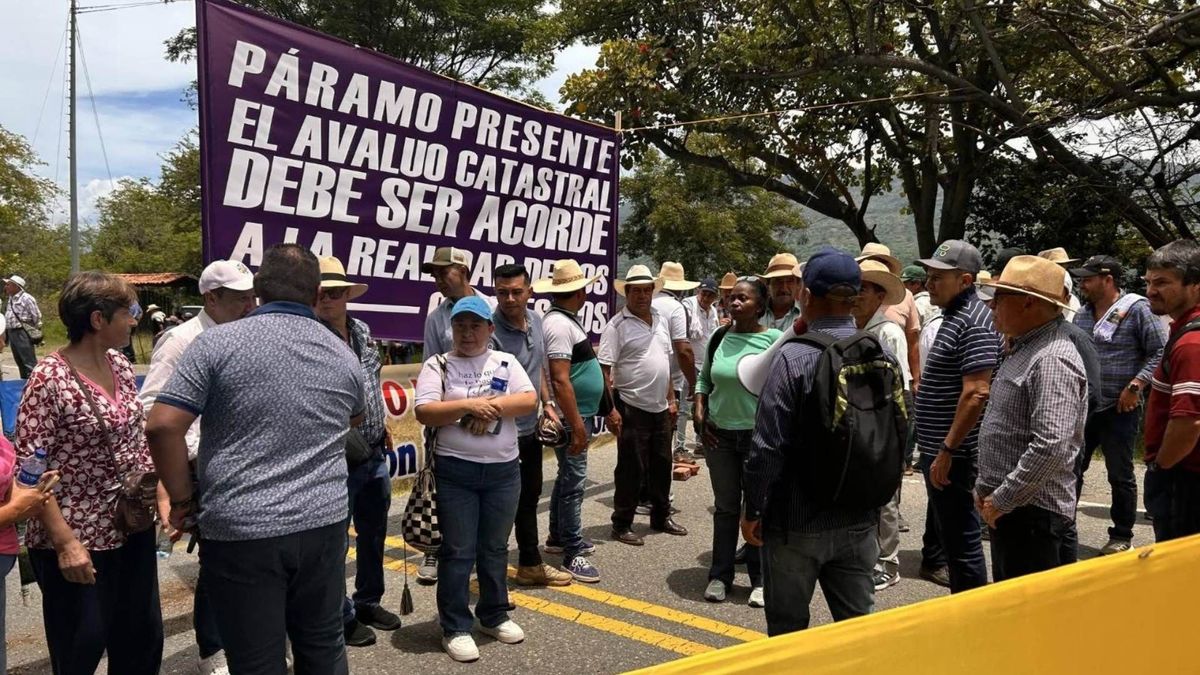 Bloqueos en Santander persisten