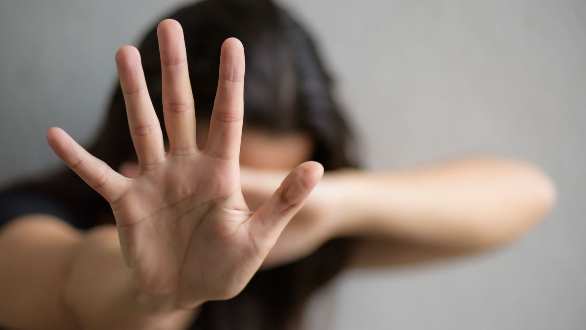 Mujer tapándose la cara