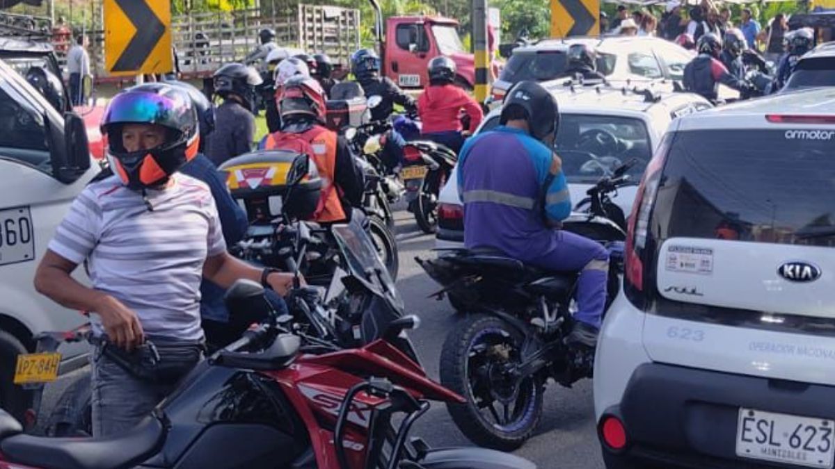 Campesinos bloquean la vía Risaralda- Caldas rechazando incrementos del impuesto predial