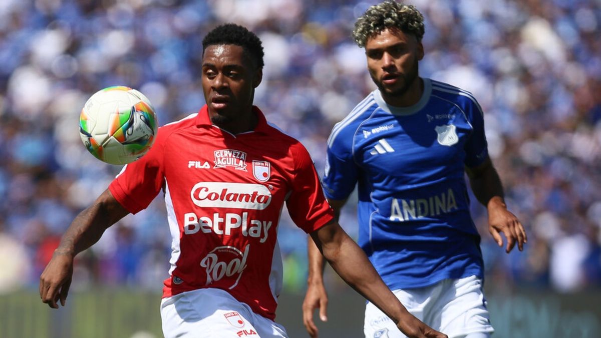 Luis Palacios, de Santa Fe, y Sebastián Valencia, de Millonarios, disputando un balón