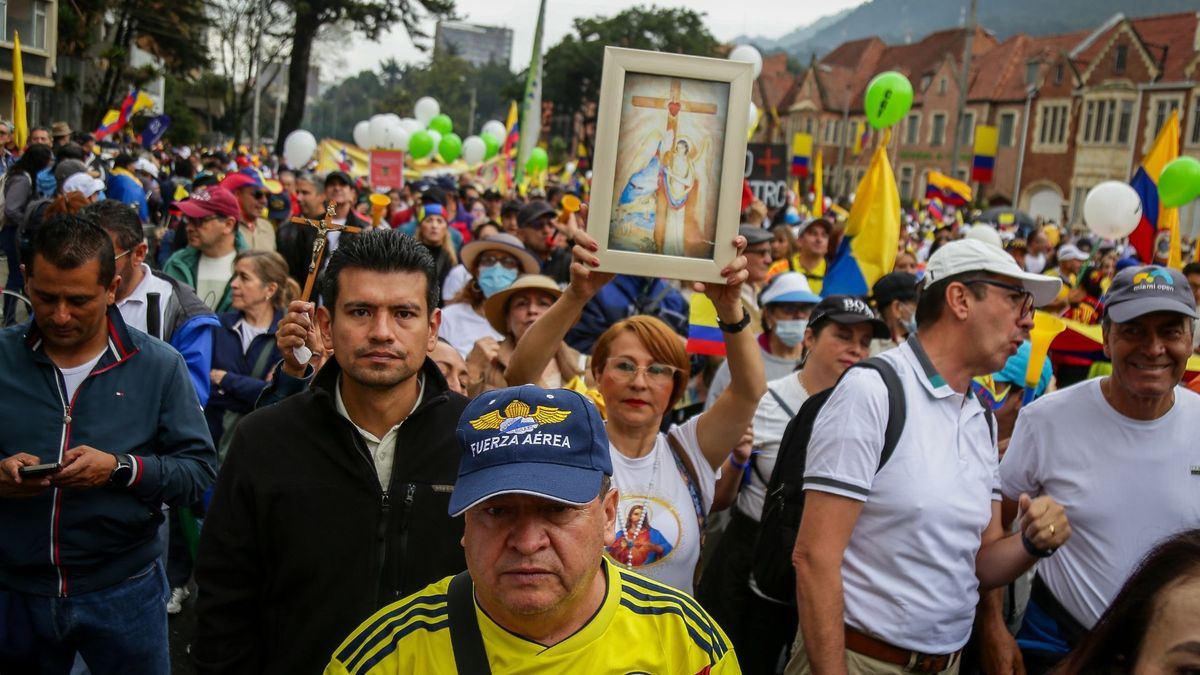 Ciudadanos manifestándose por las calles de Bogotá