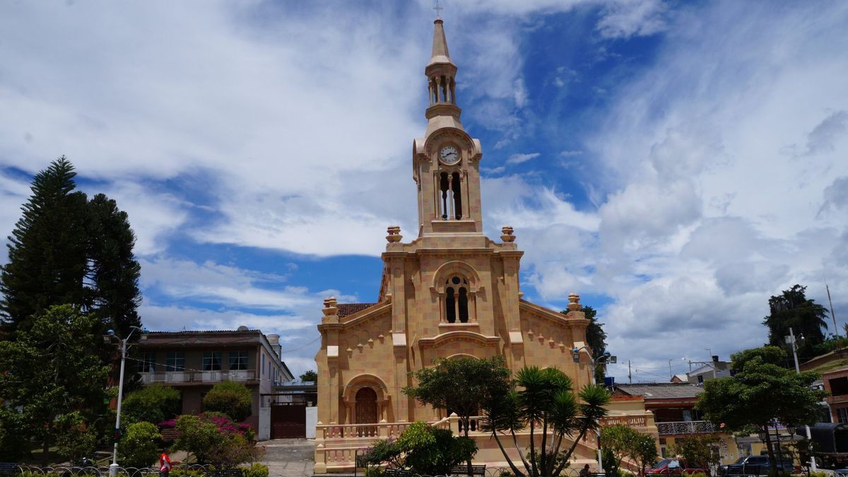 Exalcalde de Bolívar, Santander, condenado a más de 6 años de prisión por irregularidades en contratos.