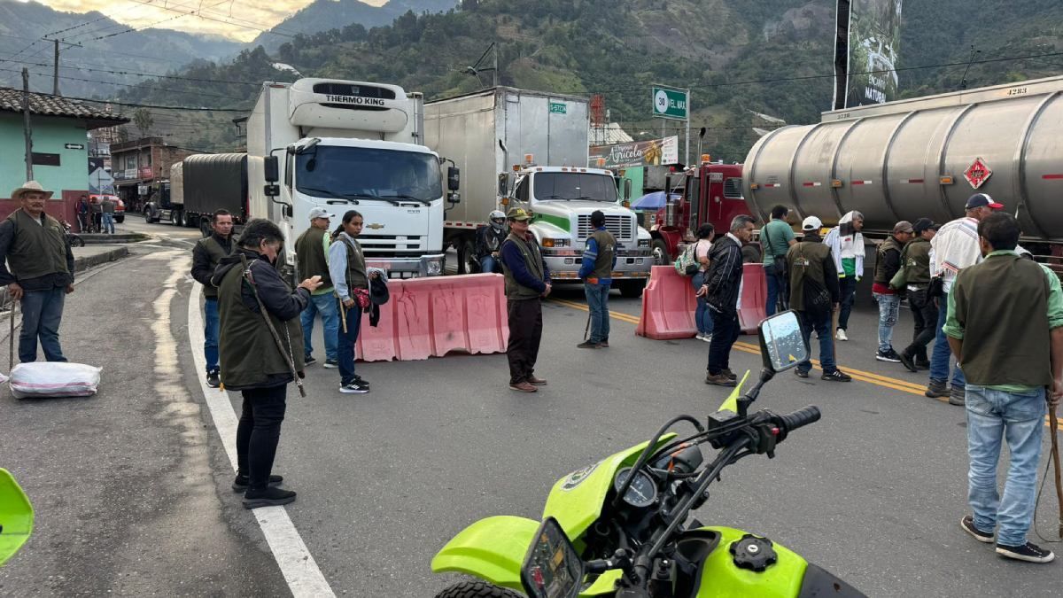 Cierre en vía a La Línea | Vía Ibagué - Cajamarca | Protesta campensina