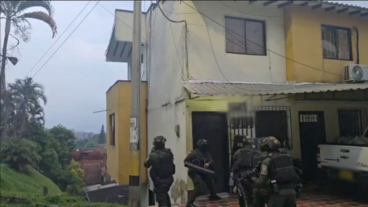 Desarticularon en Medellín centro de ensamblaje de fusiles de alta precisión para disidencias de las FARC