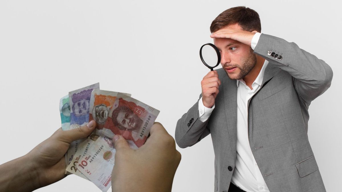 Hombre buscando trabajo y pesos colombianos