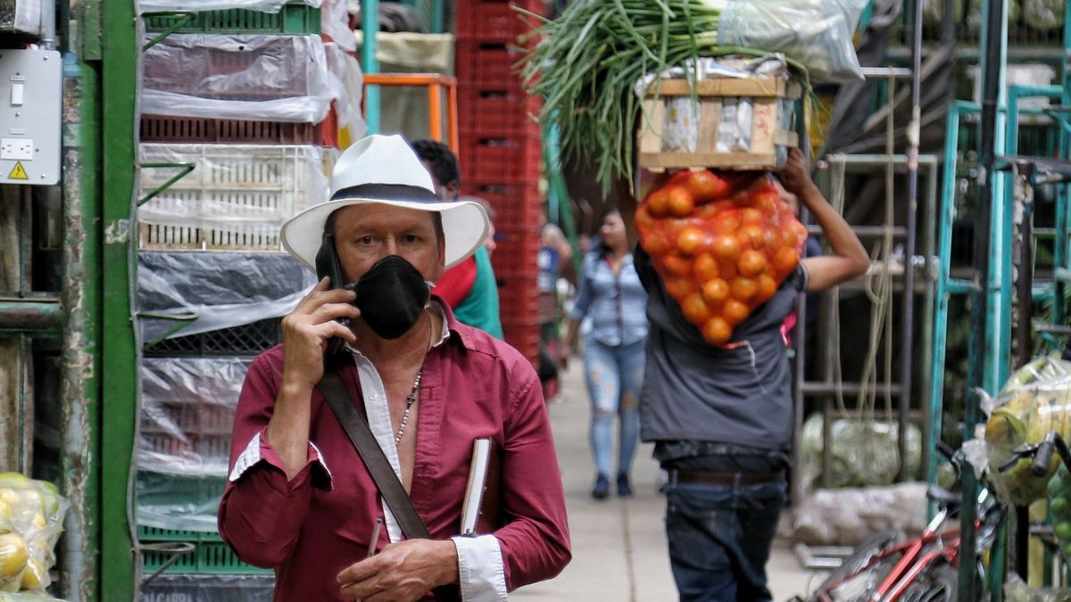 Comerciantes de Corabastos en una jornada laboral