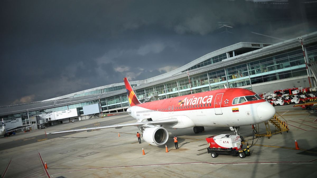 Avión de Avianca en el aeropuerto El Dorado de Bogotá