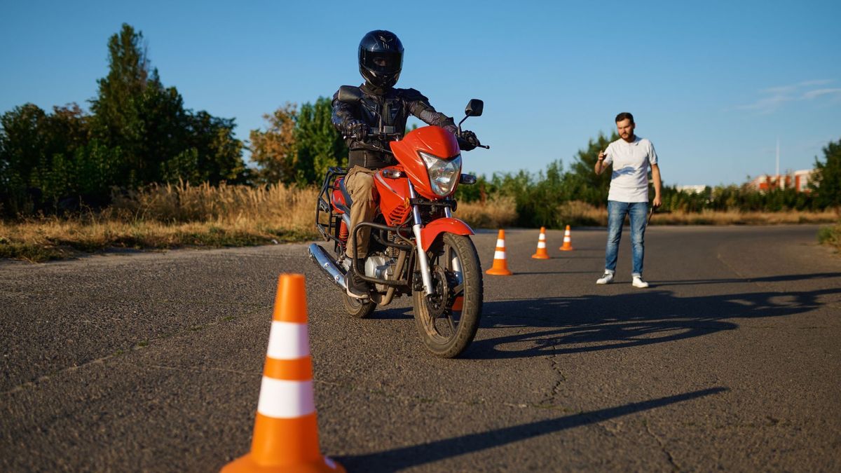 Motociclista practicando técnicas de manejo