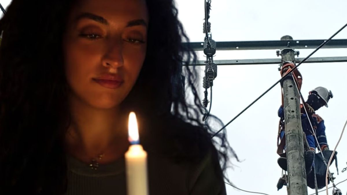 Técnicos de Enel - mujer con una vela