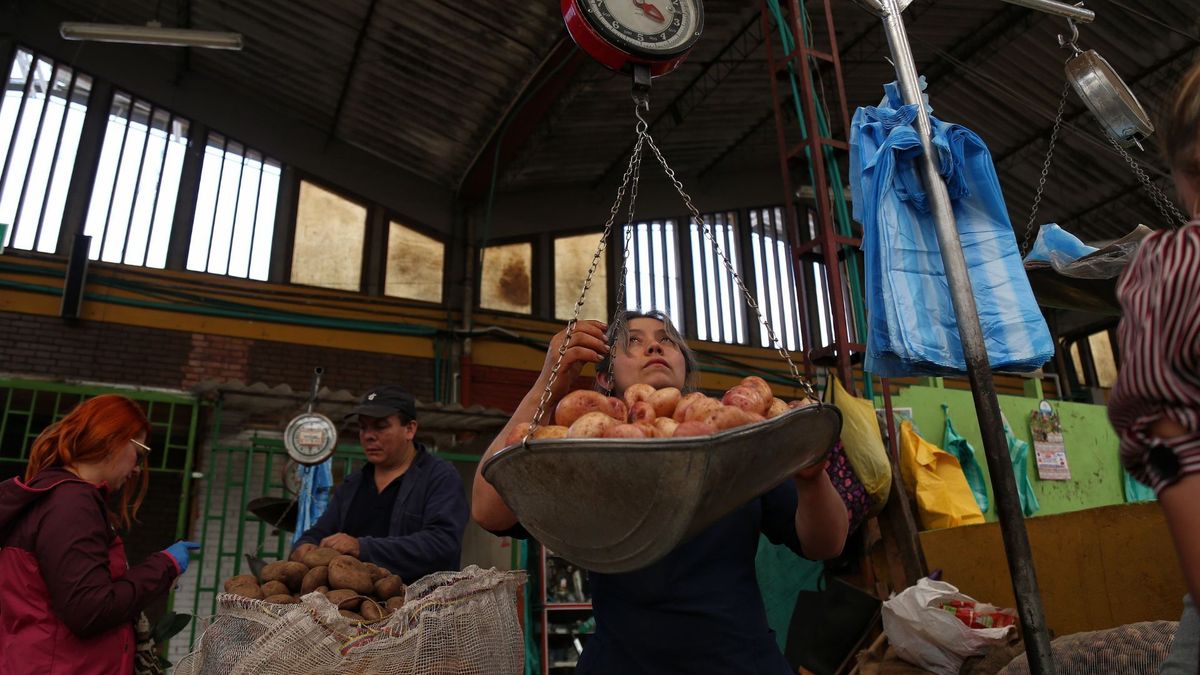 Vendedora de Corabastos pesando la papa