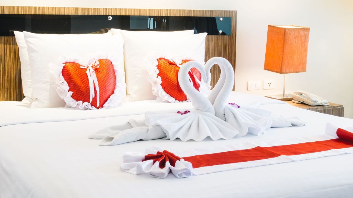 Cama de motel decorada