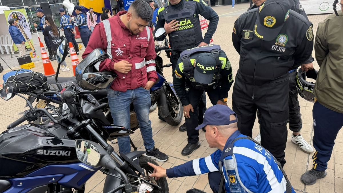 Motociclistas se salvan de la multa frenan a agentes con práctica común