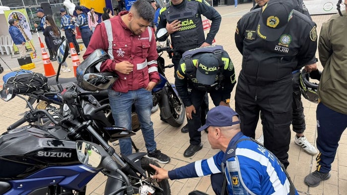 Motociclistas se salvan de la multa frenan a agentes con práctica común