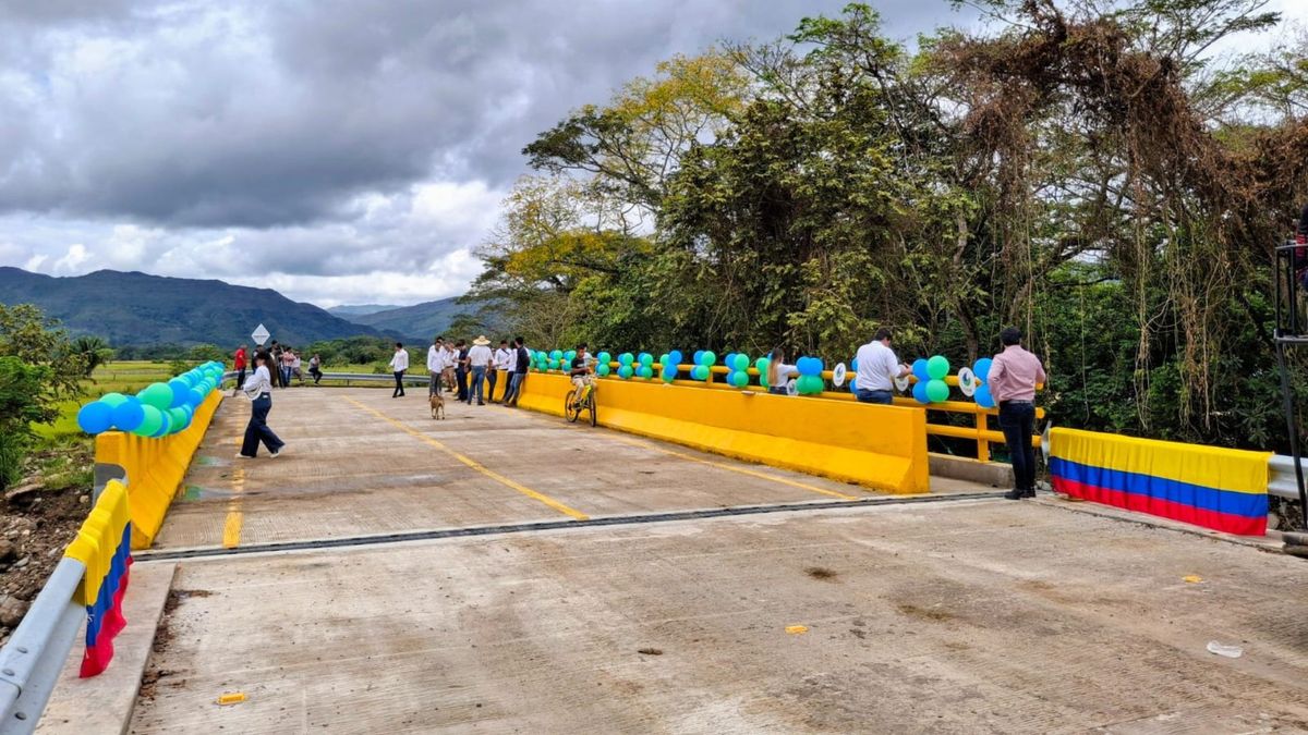 Inauguración de puente en el río Neme