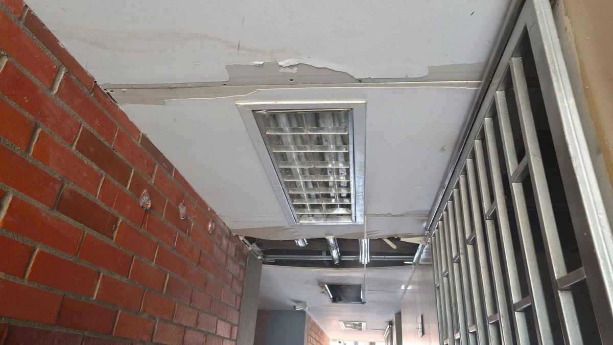 Techo en mal estado de un colegio en Neiva